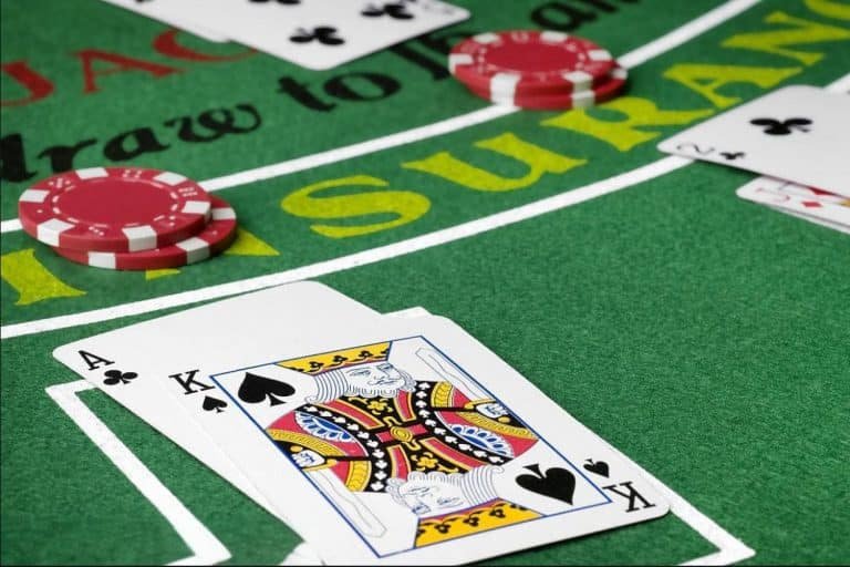 Dealer langsung dalam aksi Dealer langsung membagikan kartu di studio kamera multi-sudut